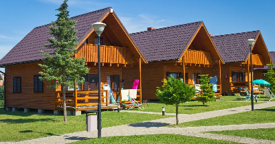 Wakacyjny raj na wyciągnięcie ręki – dlaczego warto wynająć domek letniskowy na urlop?
